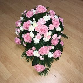 vaaleanpunainen hautajaiskimppu