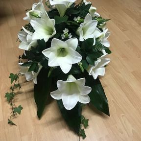 valkoisia liljoja kukkakimpussa