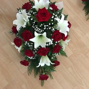valkoisia ja punaisia kukkia hautajaisiin