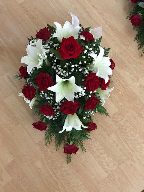 valkoisia ja punaisia kukkia hautajaisiin